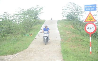 Kỳ lạ cây cầu hàng chục tỷ đồng thiếu đường dẫn, mất ATGT