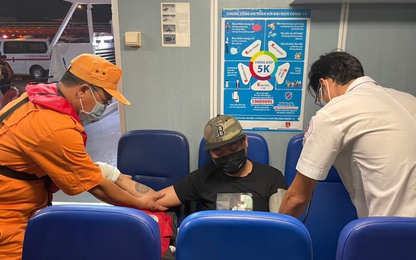 Cứu thuyền viên nước ngoài bị dập nát bàn tay, chảy nhiều máu