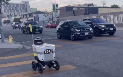 Gặp Robot giao hàng bên Mỹ, người phụ nữ gốc Việt buông một câu khiến ai cũng phải cười?