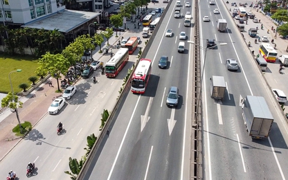 CSGT Hà Nội liên tiếp xử lý ô tô đi vào làn khẩn cấp đường Vành đai 3