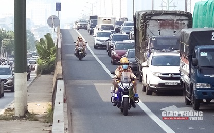 CSGT đi môtô, dùng loa tuyên truyền cho tài xế trên đường vành đai 3