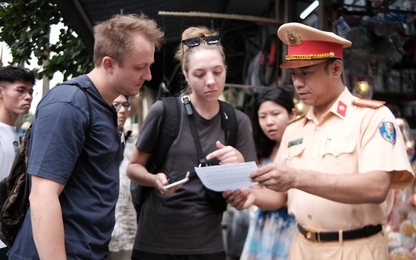 Hà Nội: Phát tờ rơi tuyên truyền an toàn đường sắt cho du khách bằng song ngữ trên "phố đường tàu"