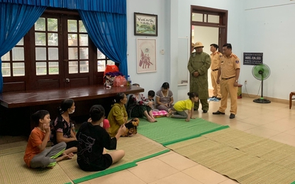 Trạm CSGT ở Đà Nẵng được "trưng dụng" để người dân ven biển tránh trú bão