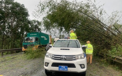 Lực lượng CSGT khẩn trương khắc phục hậu quả sau bão