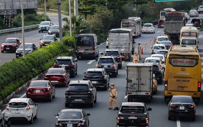 CSGT ứng trực "đón", hướng dẫn phương tiện quay về Hà Nội