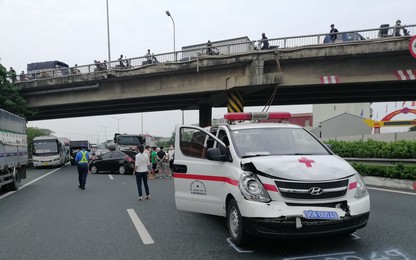Xe cứu thương chở người bệnh bị tai nạn trên cao tốc Pháp Vân - Cầu Giẽ