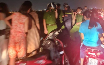 Hà Nội:
Xuyên đêm tìm kiếm đôi nam nữ nhảy cầu Long Biên
