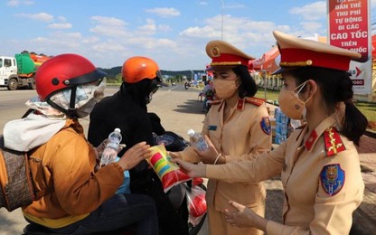 Cảm động hình ảnh CSGT ứng trực, hỗ trợ người dân trên đường về quê ăn Tết