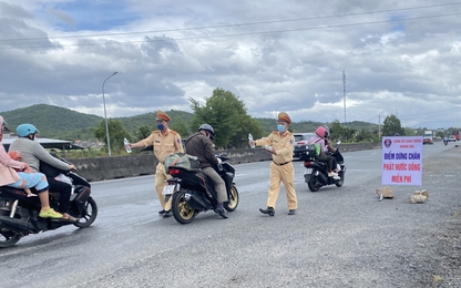 CSGT Phú Yên, Khánh Hòa tiếp sức cho người dân đi xe máy về quê đón Tết