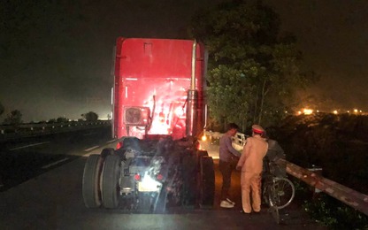 Cụ ông đạp xe lạc trên cao tốc được CSGT giúp đỡ về với gia đình