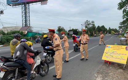 CSGT tiếp xăng, thay dầu xe, tặng áo ấm giúp người đi đường