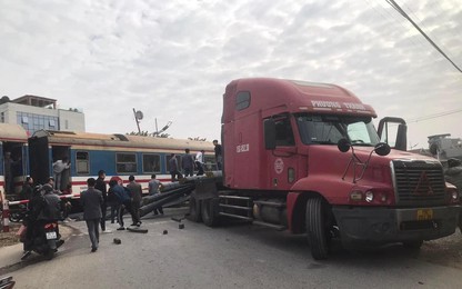 Hà Nội: Xảy ra tai nạn với tàu hoả, lái xe đầu kéo rời khỏi hiện trường