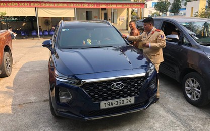 Qua camera, CSGT truy phạt lái xe che biển số ôtô lưu thông trên cao tốc