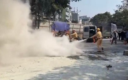Các chiến sĩ CSGT Hà Nội nhanh trí dập đám cháy trong bãi để xe ô tô