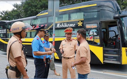 TP. HCM: CSGT xử phạt xe khách dừng, đỗ sai quy định