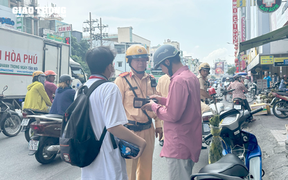 TP. HCM: Không đội mũ bảo hiểm cho con, nhiều phụ huynh bị CSGT xử phạt