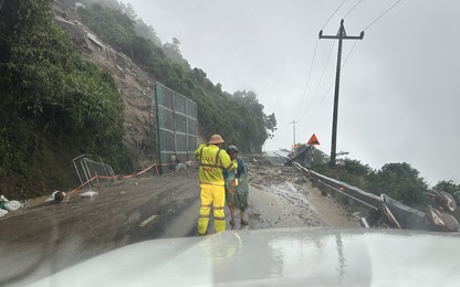Sạt lở taluy QL1 qua đèo Hải Vân, giao thông ách tắc