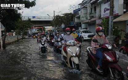 TP. HCM: Triều cường dâng cao, người dân bì bõm lội nước về nhà