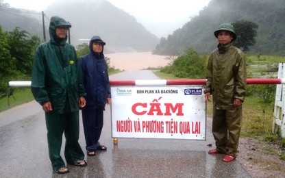 Mưa lớn khiến nhiều tuyến đường ở vùng núi Quảng Trị ngập cục bộ, giao thông chia cắt