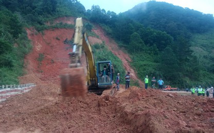 Video cận cảnh khắc phục sạt lở, thông tuyến đường Hồ Chí Minh qua đèo Lò Xo