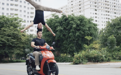 Video Quốc Cơ, Quốc Nghiệp vừa chạy xe vừa làm xiếc chồng đầu: Công an vào cuộc xác minh