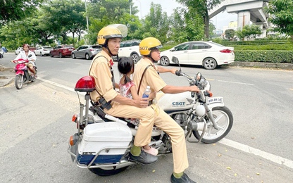 TP. HCM: CSGT giúp đỡ bé gái đi lạc 12 km tìm lại người thân