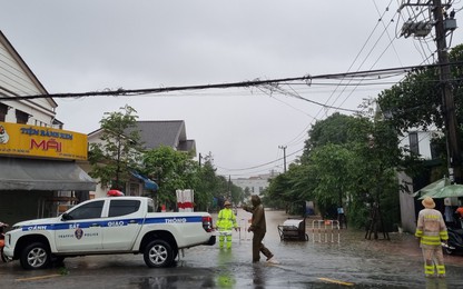 Mưa xối xả nhiều giờ khiến nhà dân, đường sá ở Quảng Trị ngập sâu