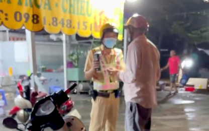 Công an tạm giữ đối tượng vi phạm nồng độ cồn ném đá CSGT gây thương tích