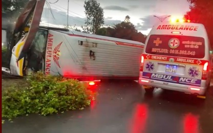 Xe cứu thương chở bệnh nhân đi cấp cứu gặp tai nạn, cháu bé 1 tuổi tử vong thương tâm