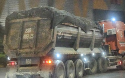 Cận cảnh hàng loạt xe đầu kéo có dấu hiệu quá tải chạy rầm rập trên đường phố Thủ đô