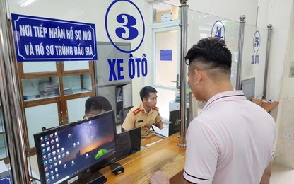 Hà Nội: Chủ nhân biển số "tam hoa" gần 200 triệu kể giây phút căng thẳng trúng đấu giá