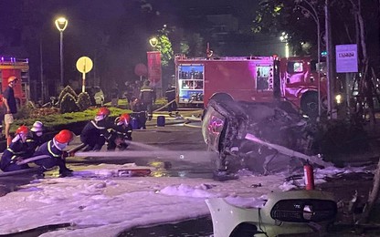 Ôtô tông bùng binh lật nhiều vòng và bốc cháy dữ dội, 6 người may mắn thoát chết