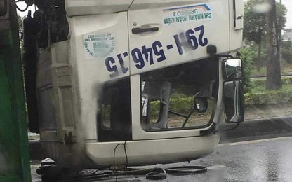 Hà Nội: Hé lộ nguyên nhân xe ô tô tải chở rác bị lật trên đường Trường Sa