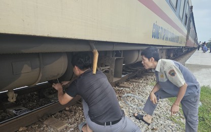 Video: Tàu Thống nhất may mắn không trật bánh khi đâm phải trâu