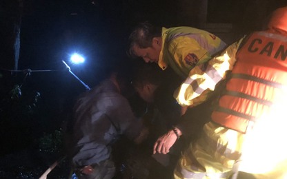 CSGT ở Huế vượt lũ lớn trong đêm đưa người bị nạn đi cấp cứu