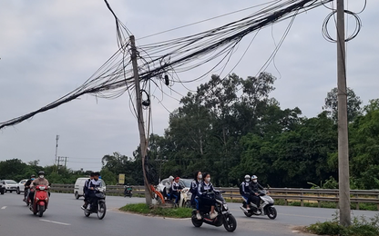 Hà Nội: Hiểm họa từ những chiếc cột điện "bỏ quên" giữa đường