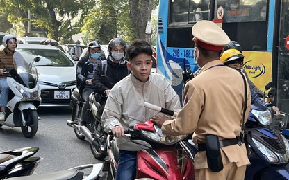 CSGT Hà Nội xử lý học sinh vi phạm kết hợp tuyên truyền ATGT