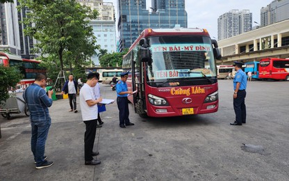 Hà Nội: Tước phù hiệu hàng loạt ôtô khách hợp đồng vi phạm