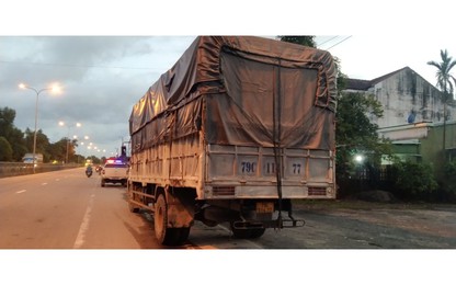 CSGT Quảng Nam bắt giữ tài xế ôtô tải gây TNGT rồi bỏ chạy