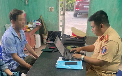 Video: Khoảnh khắc tài xế xe tải thót tim khi xe khách giường nằm chạy ngược chiều lao về phía mình