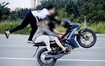 Triệu tập thanh niên "diễn xiếc" bốc đầu xe máy buông hai tay ở TP. HCM