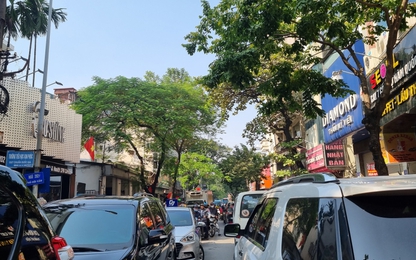 Cận cảnh xén dải phân cách trên nhiều tuyến đường Hà Nội