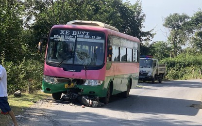 Đắk Lắk: Va chạm với xe buýt, hai cha con đi xe máy tử vong