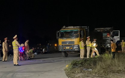 Video lực lượng Cục CSGT bắt hàng loạt xe tải cơi nới thành thùng chở quá tải "khủng"