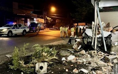 Video: Chở chồng đi nhậu về, nữ tài xế ôtô tông sập hiên nhà khiến 1 cháu nhỏ bị thương nặng