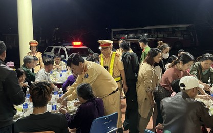 Xử phạt tài xế vi phạm tốc độ, không có GPLX, CSGT Quảng Nam bất ngờ có hành động "đốn tim" hành khách