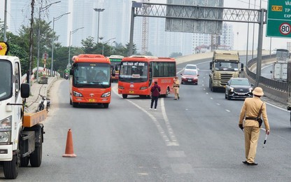 Hà Nội: Video CSGT ghi hình tại điểm "nóng", rồi đón lõng xử lý xe khách vi phạm dịp cuối năm