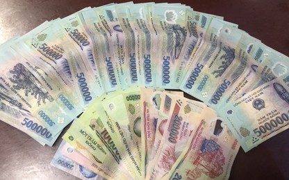 Nhân viên tổ tàu SE5 trao trả gần 25 triệu đồng khách đi tàu đánh rơi ở nhà vệ sinh