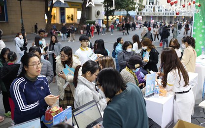 Ngắm tuyết rơi tại phố đi bộ Hà Nội, săn vé máy bay ưu đãi tại "Christmas Fair"