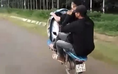 Phạt cực nặng hai thanh niên ở Đắk Lắk đi xe máy bốc đầu, dương tính với ma túy